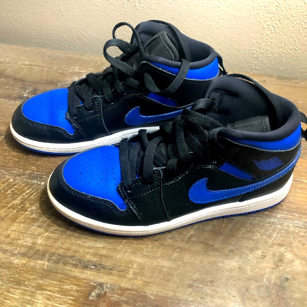 Air Jordan 1 Mid ‘Hyper Royal’